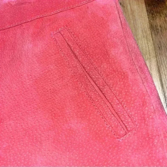 Forever 21 Pink Suede, lined , scalloped hem, side zip, shorts - Picture 6 of 7